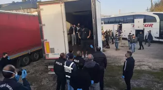 Suşehri'nde 28 Düzensiz Göçmen Yakalandı, Tır Şoförü Tutuklandı