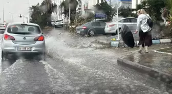 Bodrum'da Sağanak Yağış Cadde ve Sokakları Su Altında Bıraktı