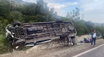 İzmir'de Turist Taşıyan Minibüs Devrildi: 4 Yaralı