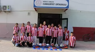 Kumluca'daki Okullara Spor Malzemesi Desteği