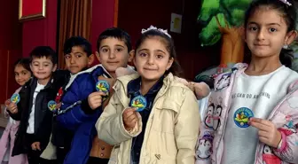 'Akıllı Tavşan Momo ve Orman Dostları' tiyatro oyunu Kars'ta çocuklarla buluştu