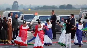 Cumhurbaşkanı Erdoğan'a Güney Afrika'da renkli karşılama! İlgiyle izledi
