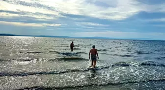 Erdek'te Mevsim Normallerinin Üzerinde Hava, Çuğra Sahili'nde Denize Girenleri Bekliyor