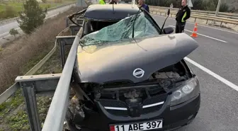 Bilecik'te Otomobil Bariyere Çarptı: 1 Yaralı