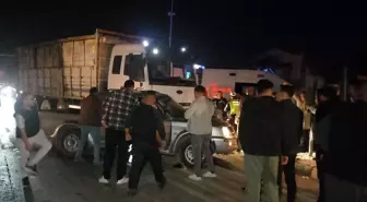 Manisa'da Kamyon ile Pikap Çarpıştı: 4 Yaralı