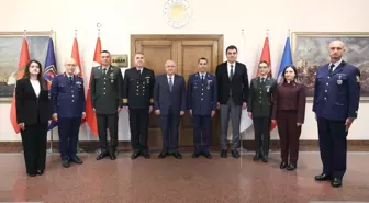 Milli Savunma Bakanı, Öğretmenler Günü'nü Kutladı