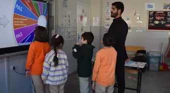 Bitlis'te sınıf öğretmeni 'yenilikçi eğitim' yaklaşımıyla öğrencilerini geleceğe hazırlıyor