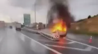 Çekmeköy'de Hafif Ticari Araç Yangın Çıkardı