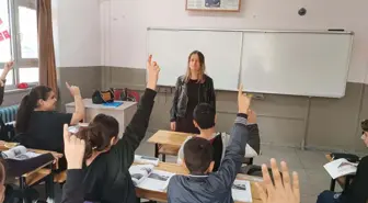 Görme engelli öğretmen çift, öğrencilerin hayatına dokunuyor