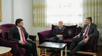 Hakkari Valisi Öğretmenler Günü'nde Emekli Öğretmeni Ziyaret Etti