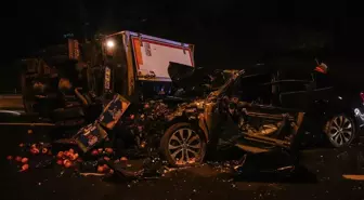 TEM Otoyolu'nda Otomobil Kamyonete Çarptı: İki Yaralı