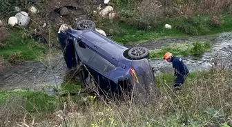 Bolu'da Otomobil Dereye Uçtu: 2 Yaralı