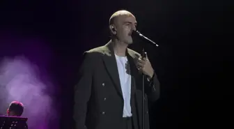 Soner Sarıkabadayı Bursa'da Konser Verdi