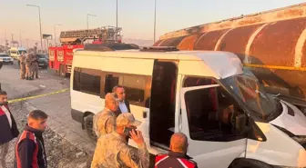 Silopi'de Öğrenci Servisi ile Tanker Çarpıştı: 14 Yaralı