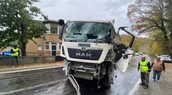 Sinop'ta Kamyonun İstinat Duvarına Çarpmasıyla Kaza: Sürücü Yaralandı