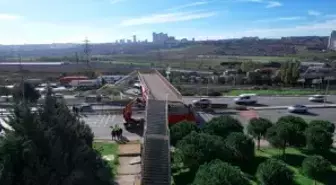 Avcılar'da Tır Üstgeçide Çarptı: 2 Yaralı