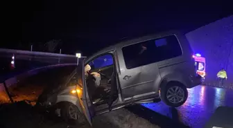 Düziçi'nde Hafif Ticari Araç Refüje Devrildi: 2 Yaralı