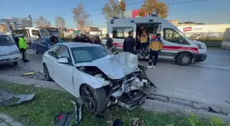 Bursa'da Yarışan Otomobillerin Belediyeye Çarpması Sonucu 14 Yaralı