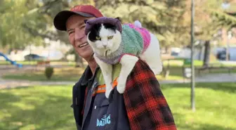 Kedisiyle 65 Şehir Gezen Emekli Adamın Selanik Hayali