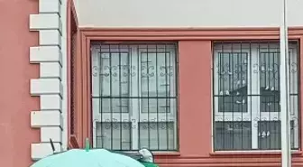 Öğrencilerden Örnek Davranış: Atatürk Büstüne Şemsiye Tuttu