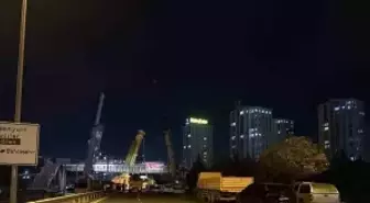 Avcılar'da Üst Geçide Çarpan Tır Trafiği Felç Etti