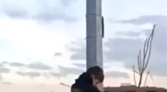 Bursa'da Üç Çocuk, Katlanan Türk Bayrağını Düzeltmek İçin Direğe Tırmandı