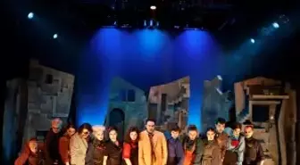 İstanbul Devlet Tiyatrosu 'Gergedanlar' ile Tiyatroseverlerle Buluşuyor