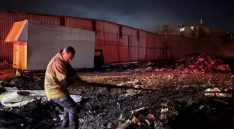 Buca'daki Yangında Kamyonet Kullanılamaz Hale Geldi