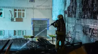 Küçükçekmece'de Hurdalık Depoda Yangın Çıktı