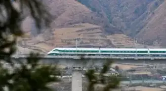 Çin'de test treni işçilere çarptı: 11 ölü