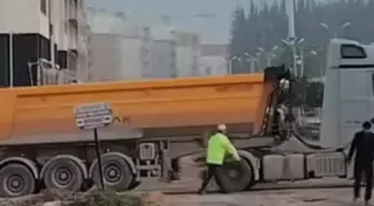 Polis Memuru Trafikteki Çukuru Kürekle Kapatıp Kazaları Önledi