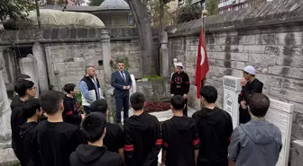 İstanbul'da 24 Kasım Öğretmenler Günü kapsamında eğitimci, şair ve yazarlar kabirleri başında anıldı