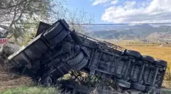 Manisa'da Süt Tankeri Devrildi, Sürücü Kendiliğinden Çıktı