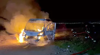 Çorlu'da Park Halindeki Minibüs Alev Alev Yandı