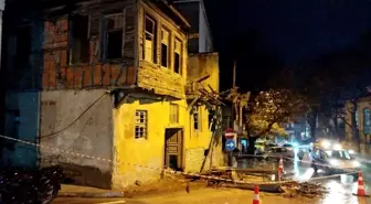 Çanakkale'de Metruk Bina Şiddetli Yağışla Yıkıldı