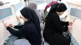 Diyarbakır'da Kadınlar El Emeğiyle Halı Dokuyarak Ekonomik Gelir Elde Ediyor