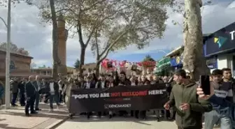 Papa'nın Ziyareti Siyasi Bir Operasyon Olarak Değerlendirildi