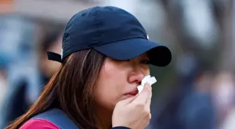 Hong Kong'taki yangından sonra acılı bekleyiş: 'Sağ da, ölü de olsa eşimi çıkartmak istiyorum'