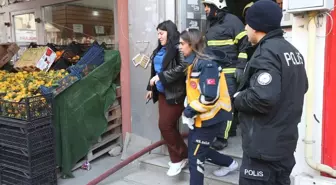 Kars'ta binada çıkan yangında 1'i çocuk 3 kişi dumandan etkilendi