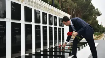 YTB Başkanı Abdulhadi Turus, Bakü'de şehitlikleri ziyaret etti Açıklaması
