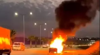 Adana'da Seyir Halindeki Otomobilde Yangın Çıktı