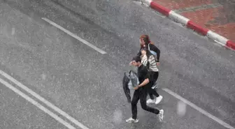 Antalya'da Kuvvetli Sağanak ve Dolu Hayatı Olumsuz Etkiliyor