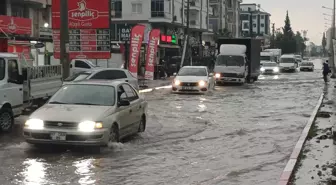 Antalya'da Şiddetli Yağış Hayatı Olumsuz Etkiledi