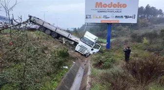 Kuzey Marmara Otoyolu'nda Tır Devrildi: Sürücü Yaralandı