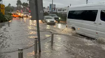 Bodrum'da Sağanak Yağış: Cadde ve Sokaklar Göle Döndü