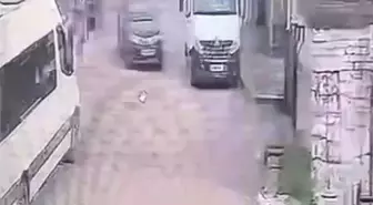 Freni çekilmeyen otomobil duvara çarptı