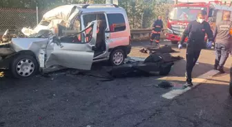 Hafif ticari araç, otoyolda kamyona çarptı; 3 ölü, 3 yaralı