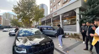 Kayseri'de Hafif Ticari Araç ile Jeep Çarpıştı