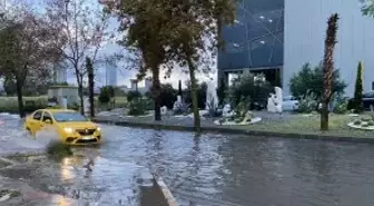İzmir'de Sağanak Yağış Trafiği Olumsuz Etkiledi