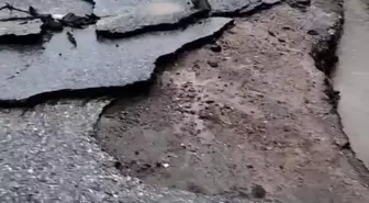 İzmir'de Sağanak Yağış Yolları Vurdu, Çukurlar Oluştu